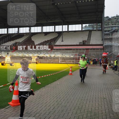 07.12.2025 - St. Pauli X-Mass-Run No. 15 Fabian Wolf http://msf.ph/oto/9418675 07.12.2025 11:27:31 Ziel 35, 36, 534, 1772, 2571, 2572, 2995, 3315, 3956, 4647, 4656 meine-sportfotos.de