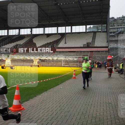 07.12.2025 - St. Pauli X-Mass-Run No. 15 Fabian Wolf http://msf.ph/oto/9418676 07.12.2025 11:27:32 Ziel 35, 36, 534, 776, 1772, 2571, 2572, 2623, 3315, 3956, 4647, 4656 meine-sportfotos.de
