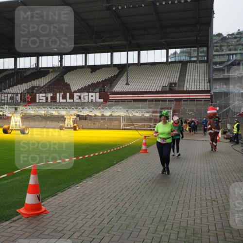 07.12.2025 - St. Pauli X-Mass-Run No. 15 Fabian Wolf http://msf.ph/oto/9418677 07.12.2025 11:27:32 Ziel 35, 36, 534, 776, 1772, 2571, 2572, 2623, 3315, 3956, 4647, 4656 meine-sportfotos.de