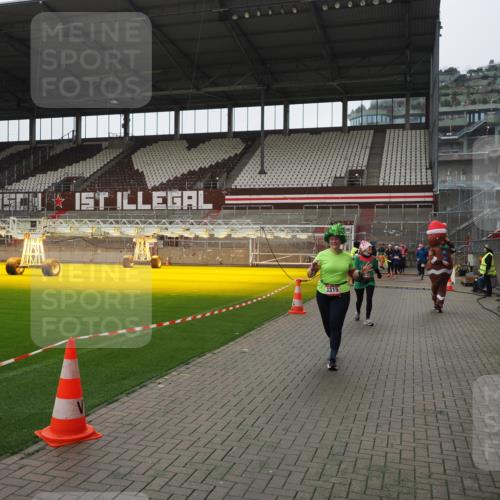 07.12.2025 - St. Pauli X-Mass-Run No. 15 Fabian Wolf http://msf.ph/oto/9418678 07.12.2025 11:27:32 Ziel 35, 36, 534, 776, 1772, 2571, 2572, 2623, 3315, 3956, 4647, 4656 meine-sportfotos.de