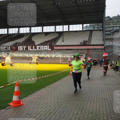 07.12.2025 - St. Pauli X-Mass-Run No. 15 Fabian Wolf http://msf.ph/oto/9418680 07.12.2025 11:27:32 Ziel 35, 36, 534, 776, 1772, 2571, 2572, 2623, 3315, 3956, 4647, 4656 meine-sportfotos.de