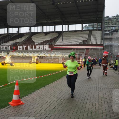 07.12.2025 - St. Pauli X-Mass-Run No. 15 Fabian Wolf http://msf.ph/oto/9418682 07.12.2025 11:27:33 Ziel 35, 36, 534, 776, 790, 1772, 2571, 2572, 2623, 3315, 3956, 4647, 4656 meine-sportfotos.de