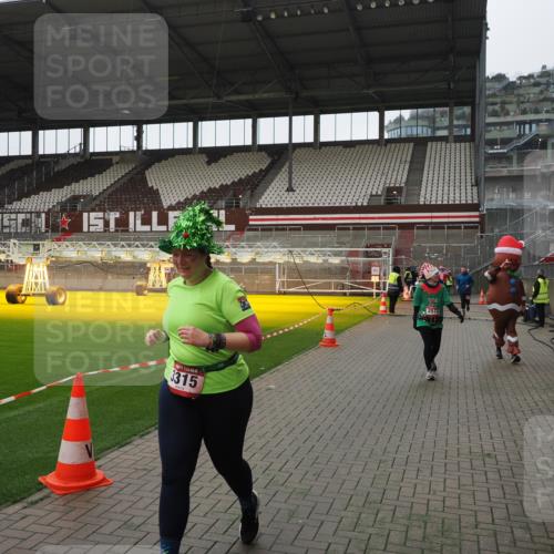 07.12.2025 - St. Pauli X-Mass-Run No. 15 Fabian Wolf http://msf.ph/oto/9418687 07.12.2025 11:27:34 Ziel 35, 36, 407, 534, 776, 790, 1772, 2571, 2572, 2623, 3315, 3956, 4647, 4656 meine-sportfotos.de
