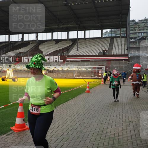 07.12.2025 - St. Pauli X-Mass-Run No. 15 Fabian Wolf http://msf.ph/oto/9418688 07.12.2025 11:27:34 Ziel 35, 36, 407, 534, 776, 790, 1772, 2571, 2572, 2623, 3315, 3956, 4647, 4656 meine-sportfotos.de