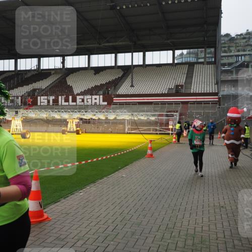 07.12.2025 - St. Pauli X-Mass-Run No. 15 Fabian Wolf http://msf.ph/oto/9418690 07.12.2025 11:27:34 Ziel 35, 36, 407, 534, 776, 790, 1772, 2571, 2572, 2623, 3315, 3956, 4647, 4656 meine-sportfotos.de