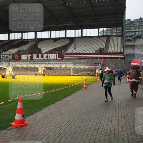 07.12.2025 - St. Pauli X-Mass-Run No. 15 Fabian Wolf http://msf.ph/oto/9418693 07.12.2025 11:27:35 Ziel 35, 36, 407, 534, 776, 790, 1772, 2567, 2571, 2572, 2623, 3315, 3956, 4647, 4656 meine-sportfotos.de