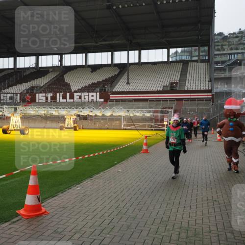 07.12.2025 - St. Pauli X-Mass-Run No. 15 Fabian Wolf http://msf.ph/oto/9418696 07.12.2025 11:27:35 Ziel 35, 36, 407, 534, 776, 790, 1772, 2567, 2571, 2572, 2623, 3315, 3956, 4647, 4656 meine-sportfotos.de