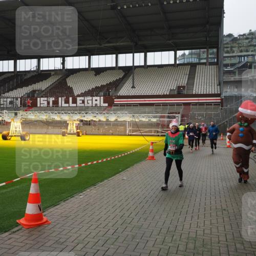 07.12.2025 - St. Pauli X-Mass-Run No. 15 Fabian Wolf http://msf.ph/oto/9418698 07.12.2025 11:27:36 Ziel 35, 36, 407, 534, 776, 790, 1772, 2567, 2571, 2572, 2623, 3315, 3956 meine-sportfotos.de