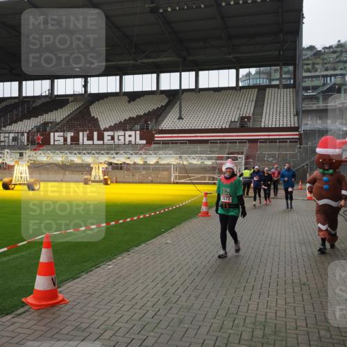 07.12.2025 - St. Pauli X-Mass-Run No. 15 Fabian Wolf http://msf.ph/oto/9418699 07.12.2025 11:27:36 Ziel 35, 36, 407, 534, 776, 790, 1772, 2567, 2571, 2572, 2623, 3315, 3956 meine-sportfotos.de