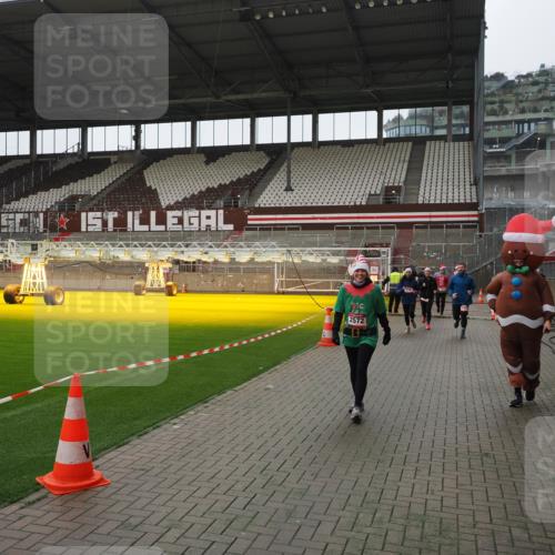 07.12.2025 - St. Pauli X-Mass-Run No. 15 Fabian Wolf http://msf.ph/oto/9418700 07.12.2025 11:27:36 Ziel 35, 36, 407, 534, 776, 790, 1772, 2567, 2571, 2572, 2623, 3315, 3956 meine-sportfotos.de