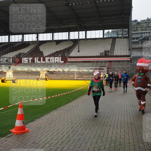 07.12.2025 - St. Pauli X-Mass-Run No. 15 Fabian Wolf http://msf.ph/oto/9418701 07.12.2025 11:27:36 Ziel 35, 36, 407, 534, 776, 790, 1772, 2567, 2571, 2572, 2623, 3315, 3956 meine-sportfotos.de