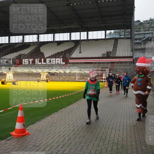 07.12.2025 - St. Pauli X-Mass-Run No. 15 Fabian Wolf http://msf.ph/oto/9418704 07.12.2025 11:27:37 Ziel 35, 36, 407, 534, 776, 790, 2567, 2571, 2572, 2623, 3315 meine-sportfotos.de