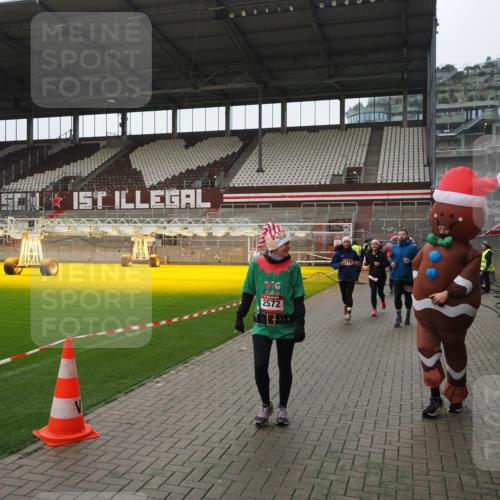 07.12.2025 - St. Pauli X-Mass-Run No. 15 Fabian Wolf http://msf.ph/oto/9418708 07.12.2025 11:27:38 Ziel 35, 36, 407, 534, 776, 790, 2567, 2571, 2572, 2623, 3315 meine-sportfotos.de