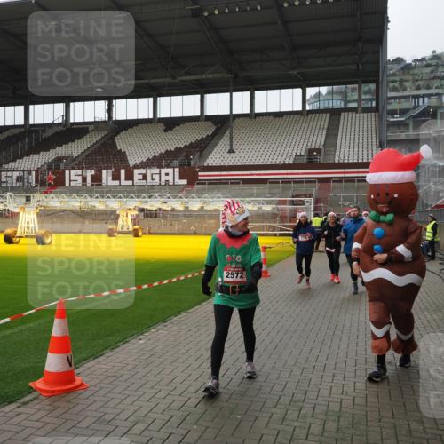 07.12.2025 - St. Pauli X-Mass-Run No. 15 Fabian Wolf http://msf.ph/oto/9418709 07.12.2025 11:27:38 Ziel 35, 36, 407, 534, 776, 790, 2567, 2571, 2572, 2623, 3315 meine-sportfotos.de