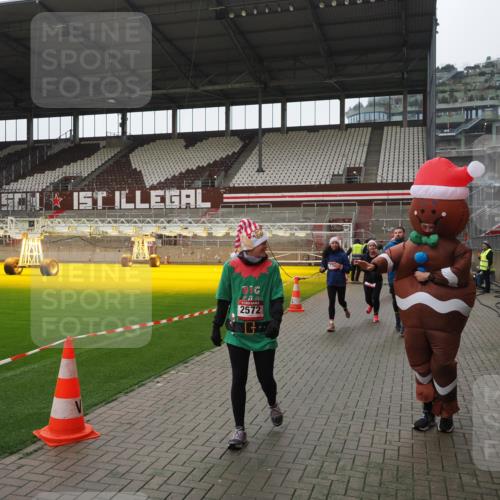 07.12.2025 - St. Pauli X-Mass-Run No. 15 Fabian Wolf http://msf.ph/oto/9418710 07.12.2025 11:27:38 Ziel 35, 36, 407, 534, 776, 790, 2567, 2571, 2572, 2623, 3315 meine-sportfotos.de