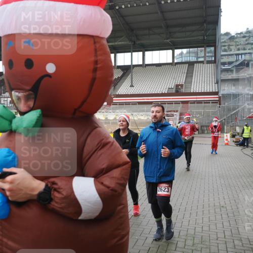07.12.2025 - St. Pauli X-Mass-Run No. 15 Fabian Wolf http://msf.ph/oto/9418720 07.12.2025 11:27:41 Ziel 407, 534, 776, 790, 2567, 2571, 2572, 2623, 3315 meine-sportfotos.de
