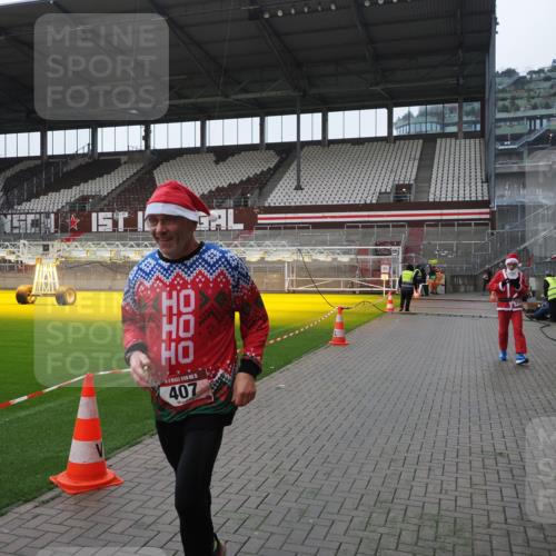 07.12.2025 - St. Pauli X-Mass-Run No. 15 Fabian Wolf http://msf.ph/oto/9418731 07.12.2025 11:27:44 Ziel 407, 534, 776, 790, 2567, 2571, 2572, 2623, 3315 meine-sportfotos.de