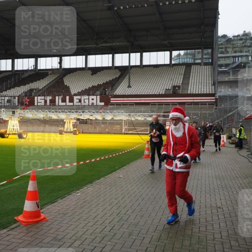 07.12.2025 - St. Pauli X-Mass-Run No. 15 Fabian Wolf http://msf.ph/oto/9418735 07.12.2025 11:27:55 Ziel 1082, 2192, 2196, 2567, 2655, 2930, 2980, 3027 meine-sportfotos.de