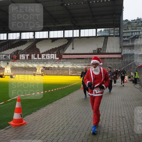 07.12.2025 - St. Pauli X-Mass-Run No. 15 Fabian Wolf http://msf.ph/oto/9418736 07.12.2025 11:27:55 Ziel 1082, 2192, 2196, 2567, 2655, 2930, 2980, 3027 meine-sportfotos.de