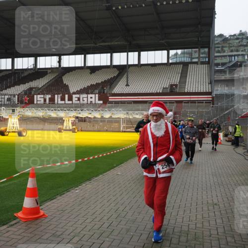 07.12.2025 - St. Pauli X-Mass-Run No. 15 Fabian Wolf http://msf.ph/oto/9418737 07.12.2025 11:27:56 Ziel 1082, 2192, 2196, 2655, 2930, 2980, 3027 meine-sportfotos.de