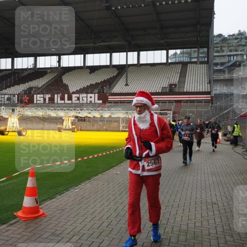 07.12.2025 - St. Pauli X-Mass-Run No. 15 Fabian Wolf http://msf.ph/oto/9418738 07.12.2025 11:27:56 Ziel 1082, 2192, 2196, 2655, 2930, 2980, 3027 meine-sportfotos.de