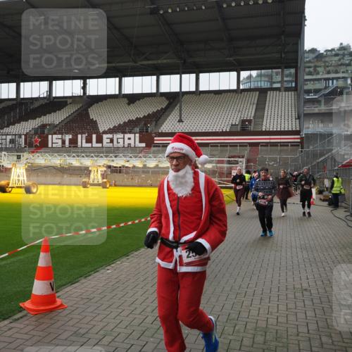 07.12.2025 - St. Pauli X-Mass-Run No. 15 Fabian Wolf http://msf.ph/oto/9418739 07.12.2025 11:27:56 Ziel 1082, 2192, 2196, 2655, 2930, 2980, 3027 meine-sportfotos.de