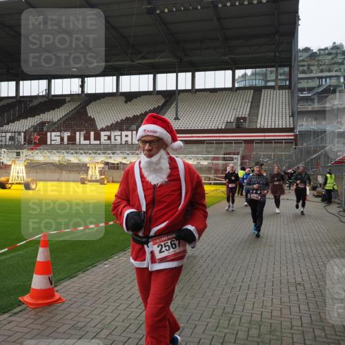 07.12.2025 - St. Pauli X-Mass-Run No. 15 Fabian Wolf http://msf.ph/oto/9418740 07.12.2025 11:27:56 Ziel 1082, 2192, 2196, 2655, 2930, 2980, 3027 meine-sportfotos.de