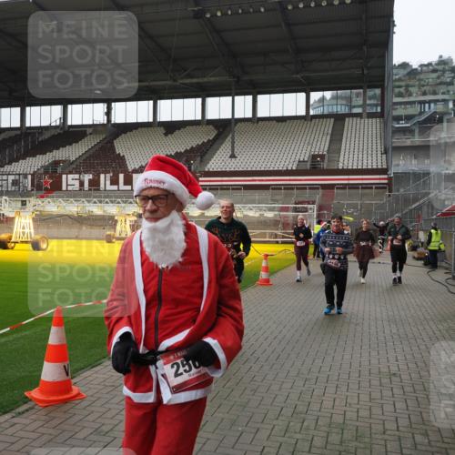 07.12.2025 - St. Pauli X-Mass-Run No. 15 Fabian Wolf http://msf.ph/oto/9418741 07.12.2025 11:27:56 Ziel 1082, 2192, 2196, 2655, 2930, 2980, 3027 meine-sportfotos.de