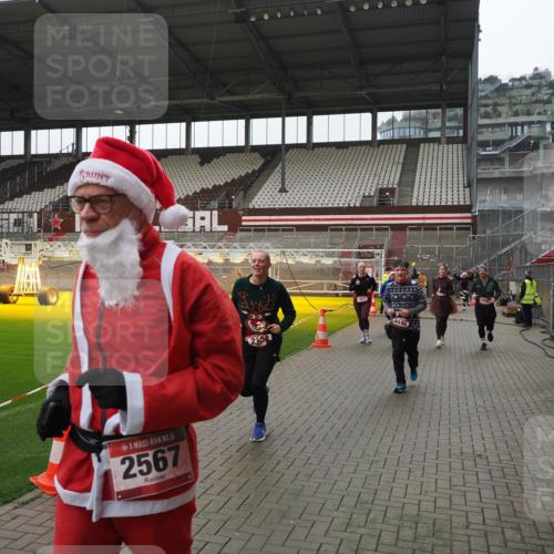 07.12.2025 - St. Pauli X-Mass-Run No. 15 Fabian Wolf http://msf.ph/oto/9418742 07.12.2025 11:27:57 Ziel 1082, 2138, 2139, 2192, 2196, 2655, 2930, 2980, 3027 meine-sportfotos.de