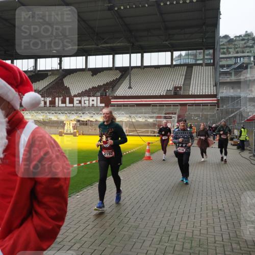 07.12.2025 - St. Pauli X-Mass-Run No. 15 Fabian Wolf http://msf.ph/oto/9418743 07.12.2025 11:27:57 Ziel 1082, 2138, 2139, 2192, 2196, 2655, 2930, 2980, 3027 meine-sportfotos.de