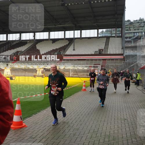 07.12.2025 - St. Pauli X-Mass-Run No. 15 Fabian Wolf http://msf.ph/oto/9418744 07.12.2025 11:27:57 Ziel 1082, 2138, 2139, 2192, 2196, 2655, 2930, 2980, 3027 meine-sportfotos.de