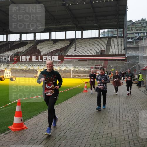 07.12.2025 - St. Pauli X-Mass-Run No. 15 Fabian Wolf http://msf.ph/oto/9418745 07.12.2025 11:27:57 Ziel 1082, 2138, 2139, 2192, 2196, 2655, 2930, 2980, 3027 meine-sportfotos.de