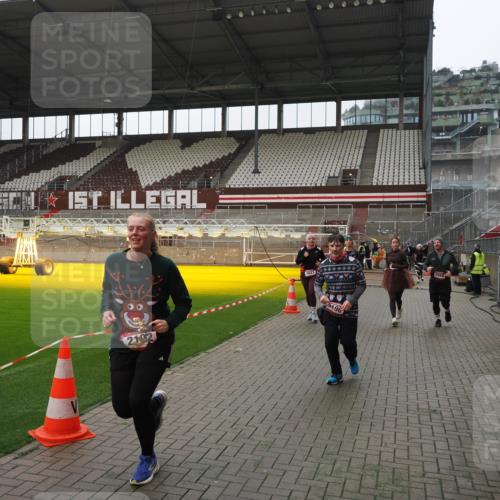 07.12.2025 - St. Pauli X-Mass-Run No. 15 Fabian Wolf http://msf.ph/oto/9418746 07.12.2025 11:27:57 Ziel 1082, 2138, 2139, 2192, 2196, 2655, 2930, 2980, 3027 meine-sportfotos.de