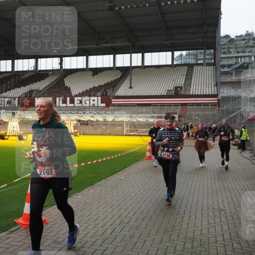 07.12.2025 - St. Pauli X-Mass-Run No. 15 Fabian Wolf http://msf.ph/oto/9418747 07.12.2025 11:27:58 Ziel 1082, 2138, 2139, 2192, 2196, 2655, 2930, 2980, 3027 meine-sportfotos.de