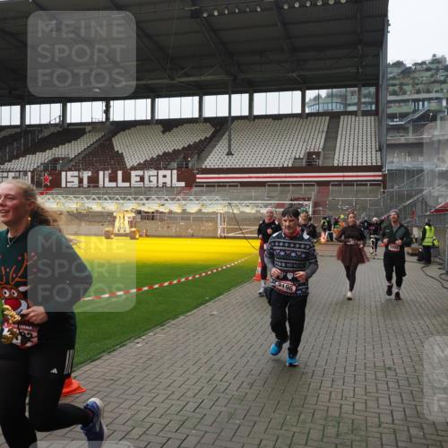 07.12.2025 - St. Pauli X-Mass-Run No. 15 Fabian Wolf http://msf.ph/oto/9418748 07.12.2025 11:27:58 Ziel 1082, 2138, 2139, 2192, 2196, 2655, 2930, 2980, 3027 meine-sportfotos.de