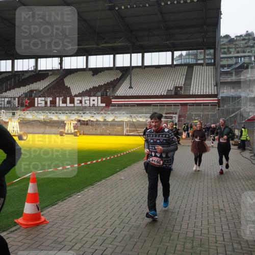 07.12.2025 - St. Pauli X-Mass-Run No. 15 Fabian Wolf http://msf.ph/oto/9418749 07.12.2025 11:27:58 Ziel 1082, 2138, 2139, 2192, 2196, 2655, 2930, 2980, 3027 meine-sportfotos.de