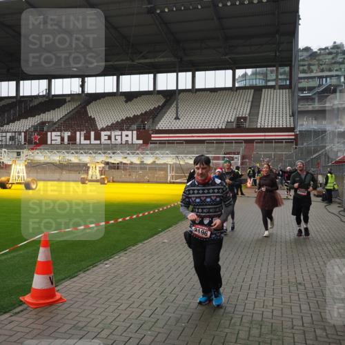 07.12.2025 - St. Pauli X-Mass-Run No. 15 Fabian Wolf http://msf.ph/oto/9418750 07.12.2025 11:27:58 Ziel 1082, 2138, 2139, 2192, 2196, 2655, 2930, 2980, 3027 meine-sportfotos.de