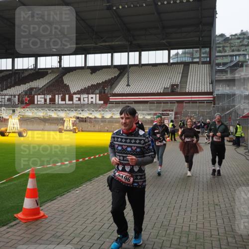07.12.2025 - St. Pauli X-Mass-Run No. 15 Fabian Wolf http://msf.ph/oto/9418752 07.12.2025 11:27:59 Ziel 1082, 2138, 2139, 2192, 2196, 2655, 2930, 2980, 3027, 4644 meine-sportfotos.de