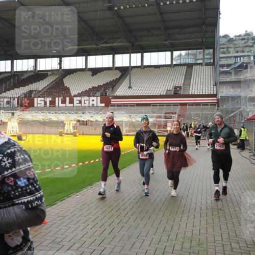 07.12.2025 - St. Pauli X-Mass-Run No. 15 Fabian Wolf http://msf.ph/oto/9418756 07.12.2025 11:27:59 Ziel 1082, 2138, 2139, 2192, 2196, 2655, 2930, 2980, 3027, 4644 meine-sportfotos.de