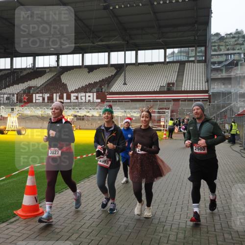 07.12.2025 - St. Pauli X-Mass-Run No. 15 Fabian Wolf http://msf.ph/oto/9418760 07.12.2025 11:28:00 Ziel 1082, 2138, 2139, 2192, 2196, 2655, 2930, 2980, 3027, 4644 meine-sportfotos.de
