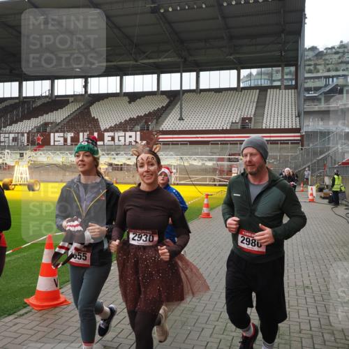 07.12.2025 - St. Pauli X-Mass-Run No. 15 Fabian Wolf http://msf.ph/oto/9418763 07.12.2025 11:28:01 Ziel 1082, 2138, 2139, 2192, 2196, 2655, 2930, 2980, 3027, 3057, 4644, 4655 meine-sportfotos.de