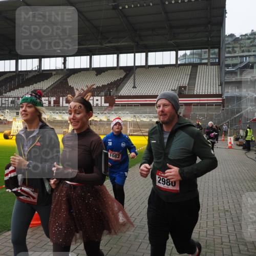 07.12.2025 - St. Pauli X-Mass-Run No. 15 Fabian Wolf http://msf.ph/oto/9418764 07.12.2025 11:28:01 Ziel 1082, 2138, 2139, 2192, 2196, 2655, 2930, 2980, 3027, 3057, 4644, 4655 meine-sportfotos.de