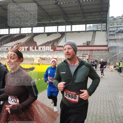07.12.2025 - St. Pauli X-Mass-Run No. 15 Fabian Wolf http://msf.ph/oto/9418765 07.12.2025 11:28:01 Ziel 1082, 2138, 2139, 2192, 2196, 2655, 2930, 2980, 3027, 3057, 4644, 4655 meine-sportfotos.de