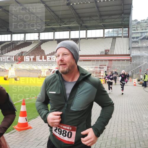 07.12.2025 - St. Pauli X-Mass-Run No. 15 Fabian Wolf http://msf.ph/oto/9418766 07.12.2025 11:28:01 Ziel 1082, 2138, 2139, 2192, 2196, 2655, 2930, 2980, 3027, 3057, 4644, 4655 meine-sportfotos.de