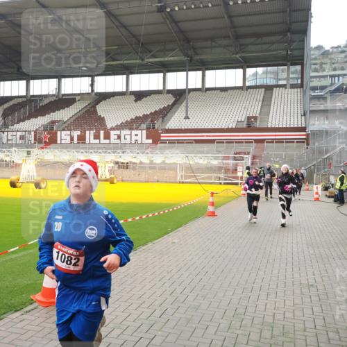 07.12.2025 - St. Pauli X-Mass-Run No. 15 Fabian Wolf http://msf.ph/oto/9418768 07.12.2025 11:28:02 Ziel 1082, 2138, 2139, 2192, 2196, 2655, 2930, 2980, 3027, 3057, 3063, 4644, 4655 meine-sportfotos.de
