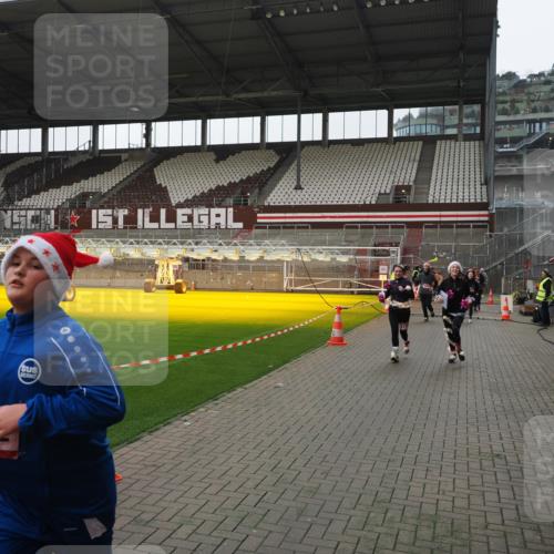 07.12.2025 - St. Pauli X-Mass-Run No. 15 Fabian Wolf http://msf.ph/oto/9418769 07.12.2025 11:28:02 Ziel 1082, 2138, 2139, 2192, 2196, 2655, 2930, 2980, 3027, 3057, 3063, 4644, 4655 meine-sportfotos.de