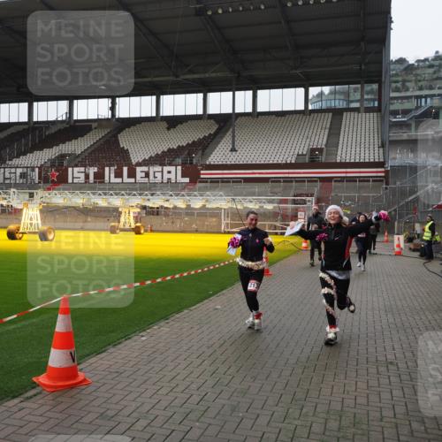 07.12.2025 - St. Pauli X-Mass-Run No. 15 Fabian Wolf http://msf.ph/oto/9418774 07.12.2025 11:28:03 Ziel 1082, 2138, 2139, 2192, 2196, 2655, 2930, 2980, 3027, 3057, 3063, 4644, 4655 meine-sportfotos.de