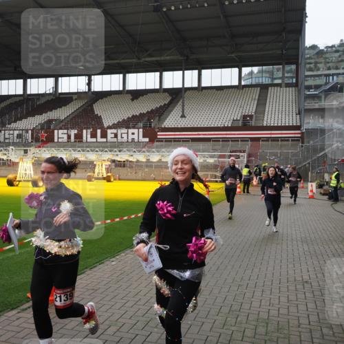 07.12.2025 - St. Pauli X-Mass-Run No. 15 Fabian Wolf http://msf.ph/oto/9418780 07.12.2025 11:28:05 Ziel 1082, 2138, 2139, 2192, 2196, 2655, 2930, 2980, 3027, 3057, 3063, 3074, 4644, 4655 meine-sportfotos.de