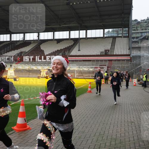 07.12.2025 - St. Pauli X-Mass-Run No. 15 Fabian Wolf http://msf.ph/oto/9418781 07.12.2025 11:28:05 Ziel 1082, 2138, 2139, 2192, 2196, 2655, 2930, 2980, 3027, 3057, 3063, 3074, 4644, 4655 meine-sportfotos.de