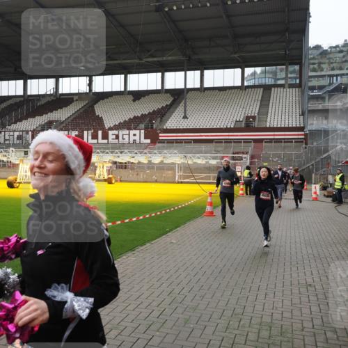 07.12.2025 - St. Pauli X-Mass-Run No. 15 Fabian Wolf http://msf.ph/oto/9418782 07.12.2025 11:28:05 Ziel 1082, 2138, 2139, 2192, 2196, 2655, 2930, 2980, 3027, 3057, 3063, 3074, 4644, 4655 meine-sportfotos.de